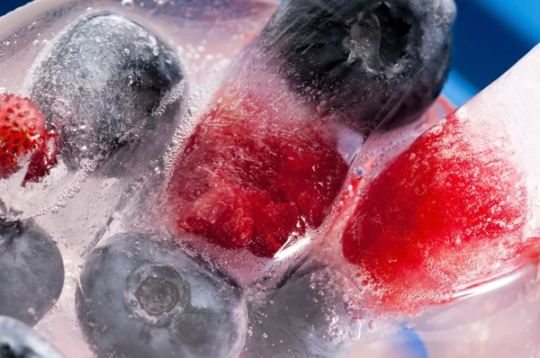 Hallon och björnbär fryst i isen pinnar — Stockfoto