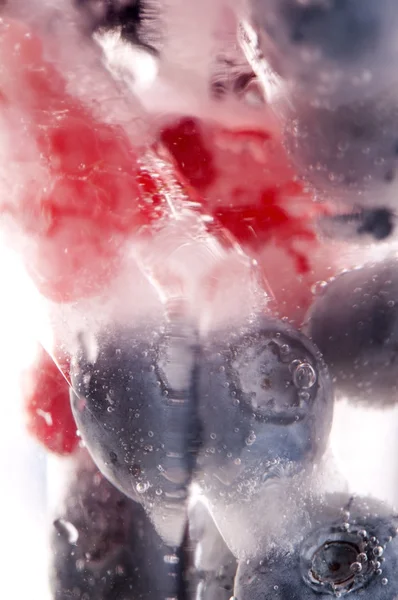 Maliny i jeżyny, zamrożone w lodzie laski — Zdjęcie stockowe