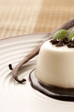 Çikolatalı ve vanilyalı Panna Cotta.