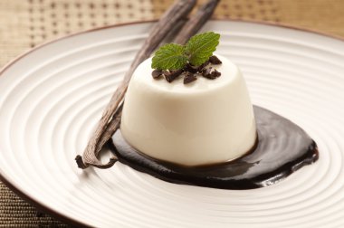 Çikolatalı ve vanilyalı Panna Cotta.