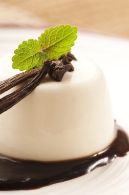 Çikolatalı ve vanilyalı Panna Cotta.