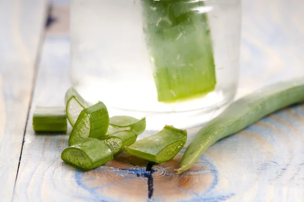 Suco de aloe vera com folhas frescas — Fotografia de Stock