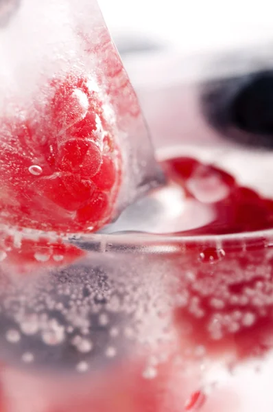 Framboesa e amora congelada em palitos de gelo — Fotografia de Stock