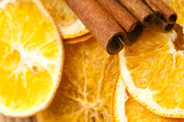 Suszone pomarańczowy i cynamon laski - świąteczne dekoracje — Zdjęcie stockowe