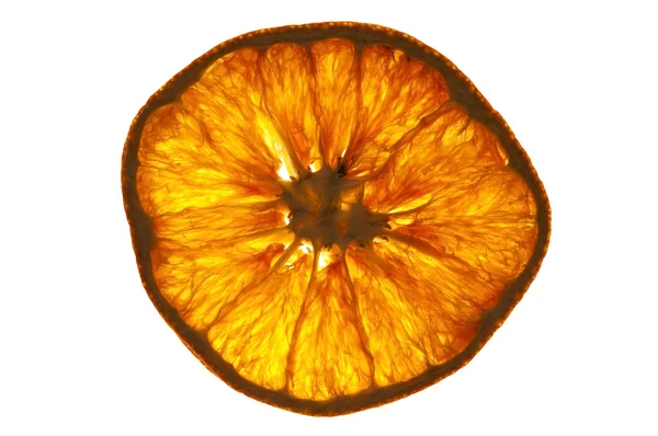 흰 배경에 분리되어 있는 말린 오렌지 조각들 — 스톡 사진