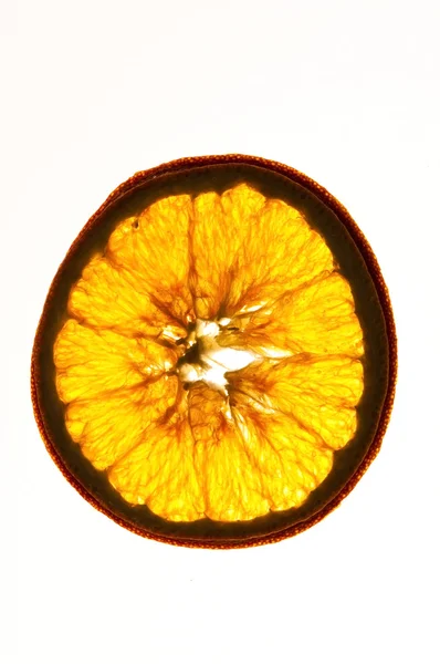 Gedroogde sinaasappelschijfjes geïsoleerd op witte achtergrond — Stockfoto