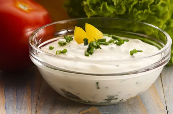 Delicious cream cheese with chives and vegetables — Stock Photo, Image