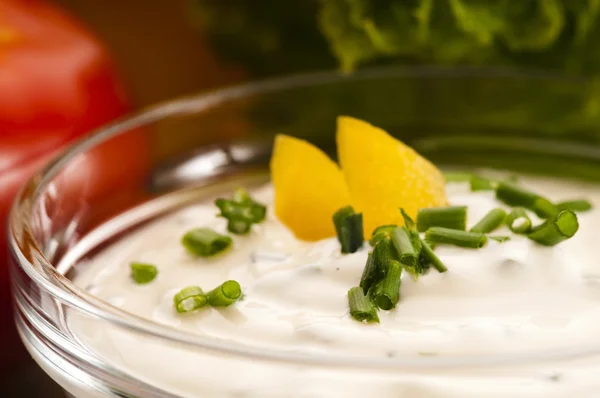 Delicious cream cheese with chives and vegetables — Stock Photo, Image
