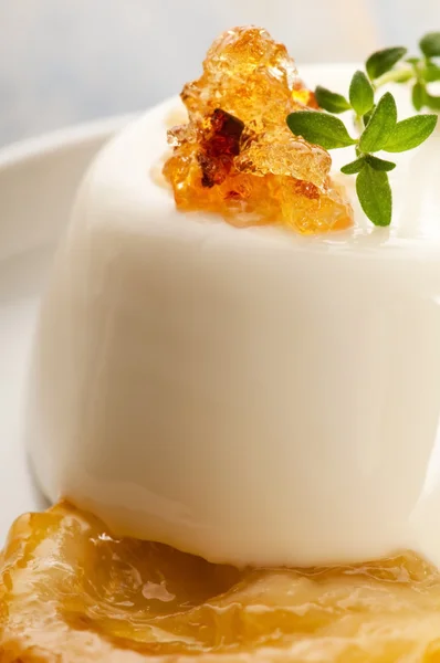 Vanille-Panna-Cotta-Dessert mit Zitrone und frischen Kräutern — Stockfoto