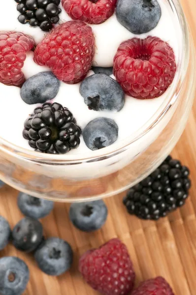 Yogurt con mirtilli, lamponi e more — Foto Stock