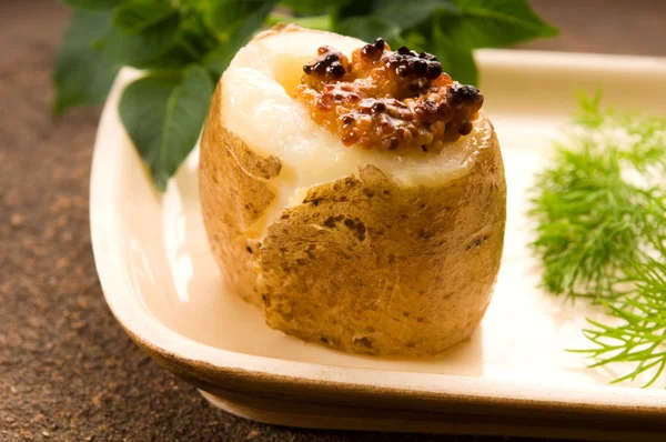 Gebakken aardappel met zure room, graan dijon mosterd en kruiden — Stockfoto