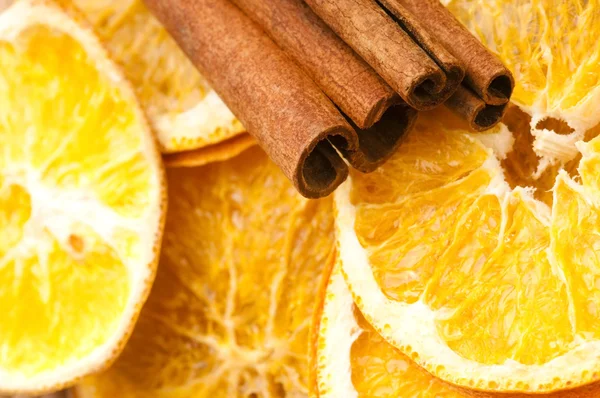 Suszone pomarańczowy i cynamon laski - świąteczne dekoracje — Zdjęcie stockowe