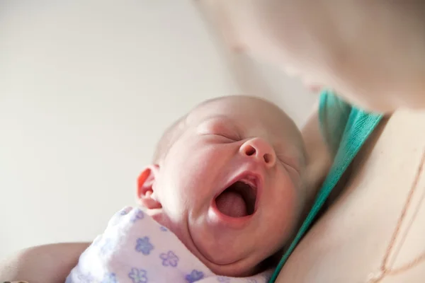 Gähnendes neugeborenes Mädchen — Stockfoto