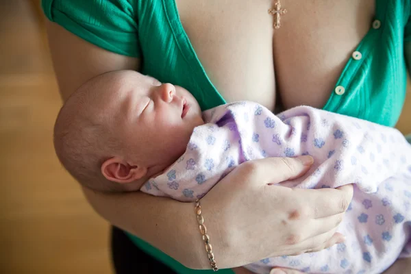 Neonato ragazza vicino al seno della madre — Foto Stock