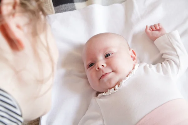Menina recém-nascida sorridente — Fotografia de Stock