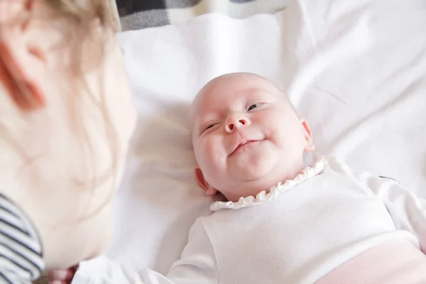 Menina recém-nascido engraçado — Fotografia de Stock