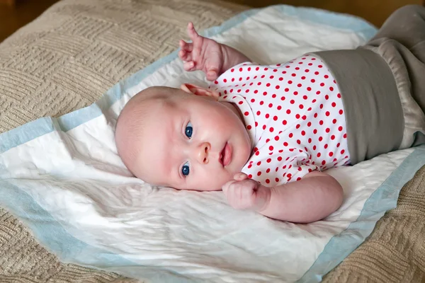 Liggande nyfött barn — Stockfoto