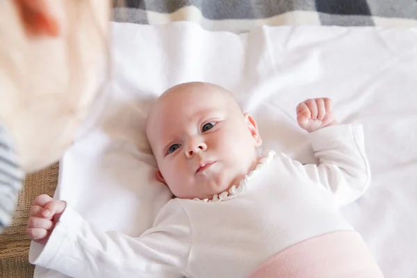 Bebé apretando puños —  Fotos de Stock