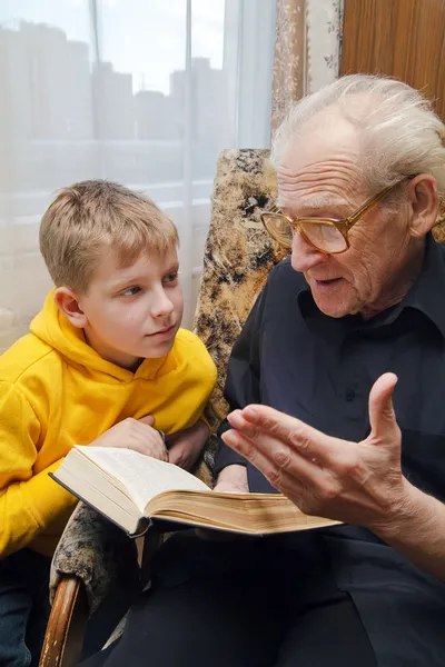 Grootvader lezen aan zijn kleinzoon — Stockfoto