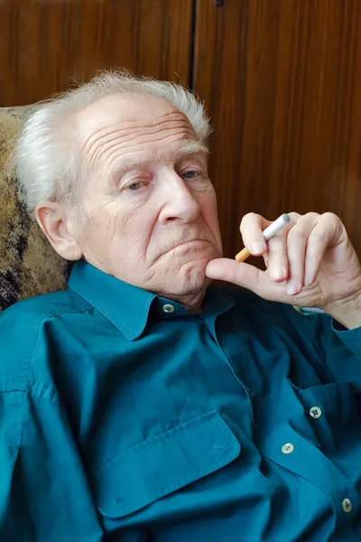 ชายสูงอายุที่มีบุหรี่อิเล็กทรอนิกส์ — ภาพถ่ายสต็อก