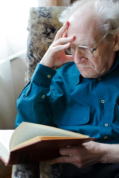 Idősebb ember, olvasás — Stock Fotó