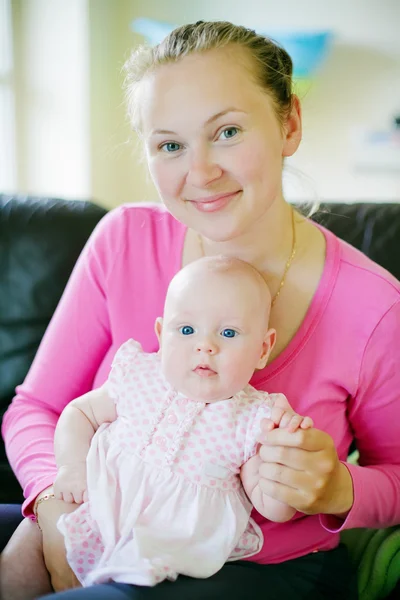 Sorridente madre con figlia — Foto Stock