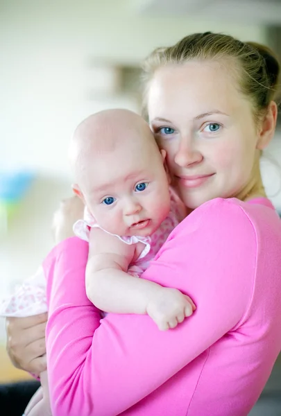 Amare madre e piccola figlia — Foto Stock