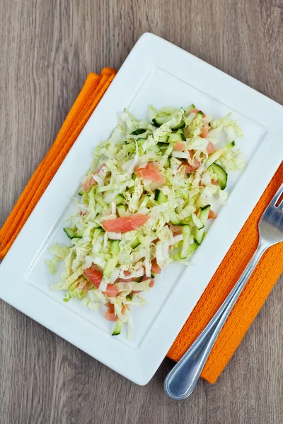 Салат з копченим лососем — стокове фото