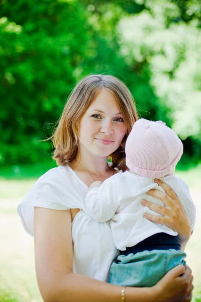 Mãe segurando seu bebê — Fotografia de Stock