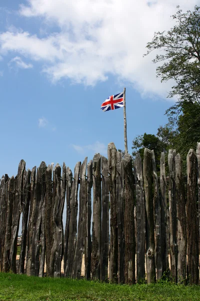 Забор колонии Джеймстаун с британским флагом — стоковое фото