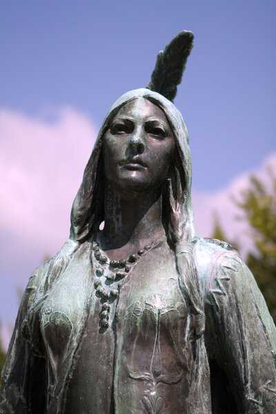 Памятник Покахонтасу в Джеймстауне
