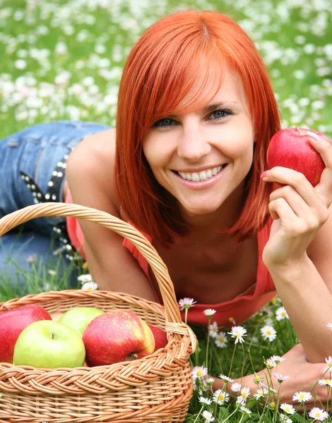 Drží jablko 2 — Stock fotografie