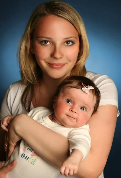 Junge Mutter — Stockfoto