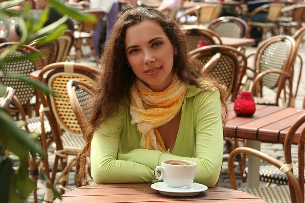 Frau im Café — Stockfoto