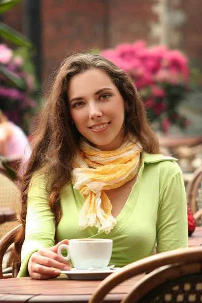 Frau im Café — Stockfoto