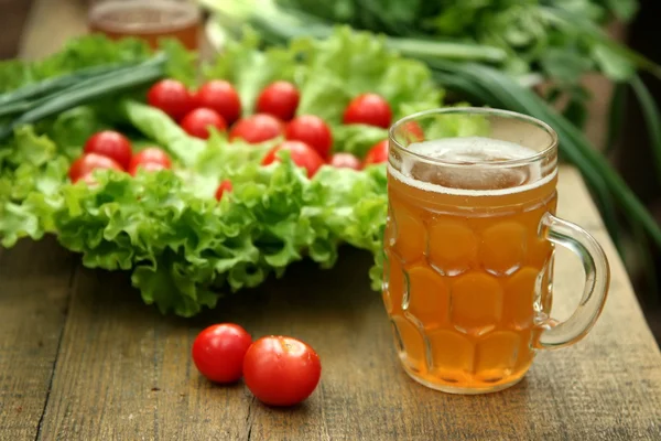 Grönsaker och öl — Stockfoto