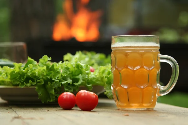 Grönsaker och öl — Stockfoto