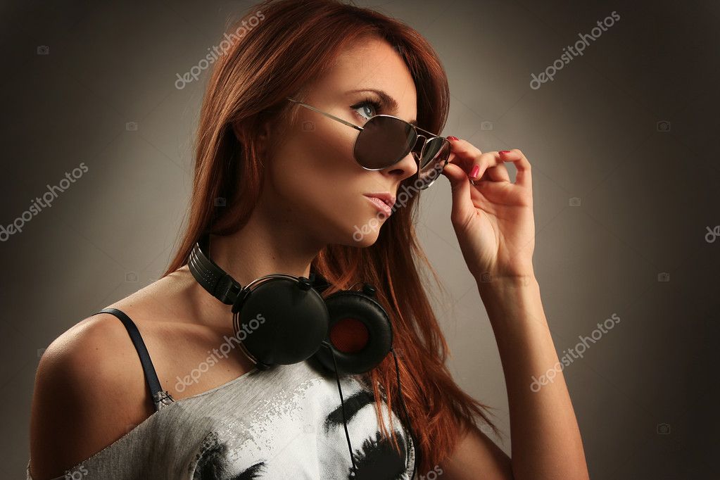 девушка музыка наушники очки скачать