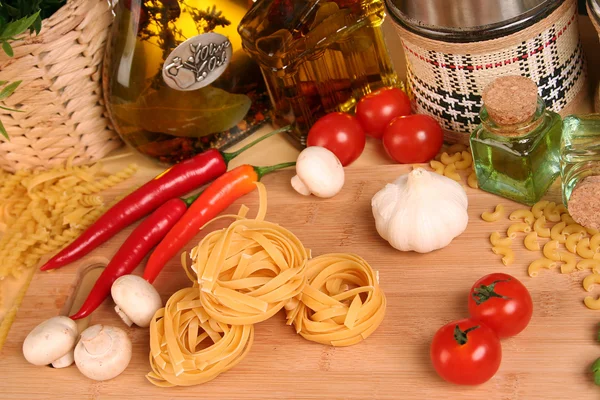 Těstoviny na stole — Stock fotografie
