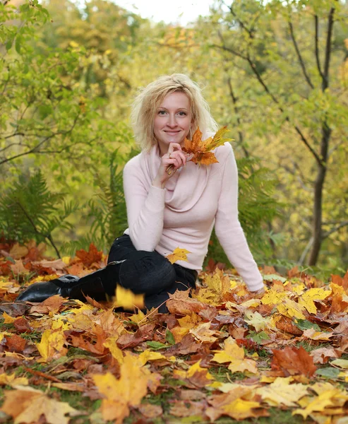 Woman with leaf 2 — Stock Photo, Image