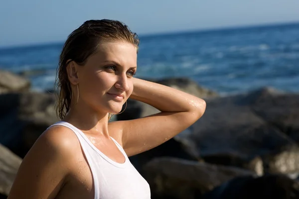 Avslappnad attraktiv tjej efter ett dopp i havet. — Stockfoto