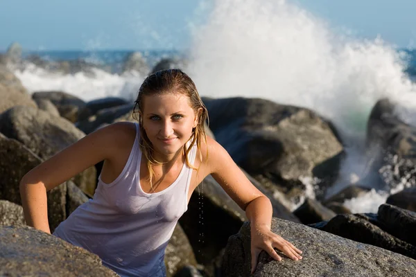 Красива дівчина йде на скелястий берег — стокове фото