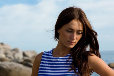 güzel, düşünceli bir kız portresi