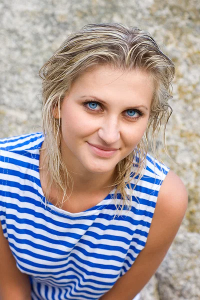 Mladá žena s modrýma očima — Stock fotografie