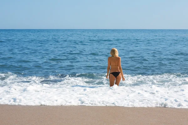 Dívka mezi vlny oceánu. — Stock fotografie