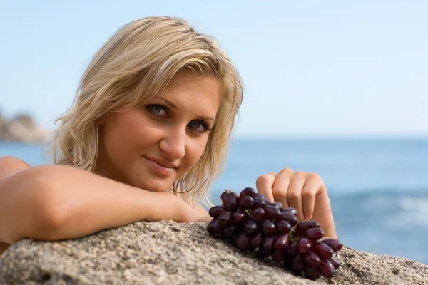 Mooi meisje en druiven — Stockfoto