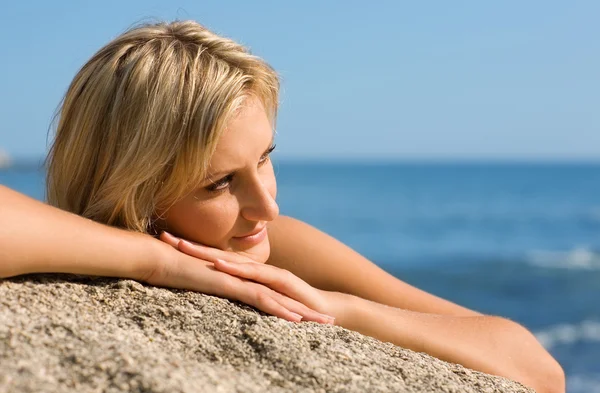 Chica pensativa en la playa — Foto de Stock
