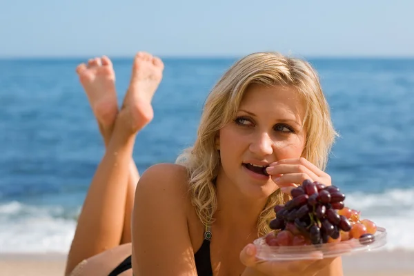 Gyönyörű lány étkezési szőlő — Stock Fotó