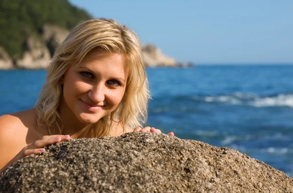 Menina sorridente na praia — Fotografia de Stock