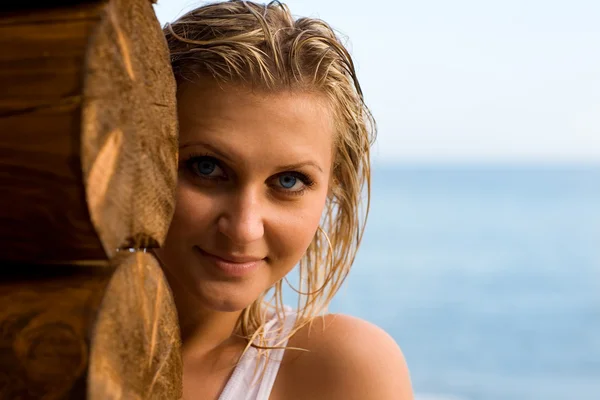 木材のログ壁に若い女性 — ストック写真
